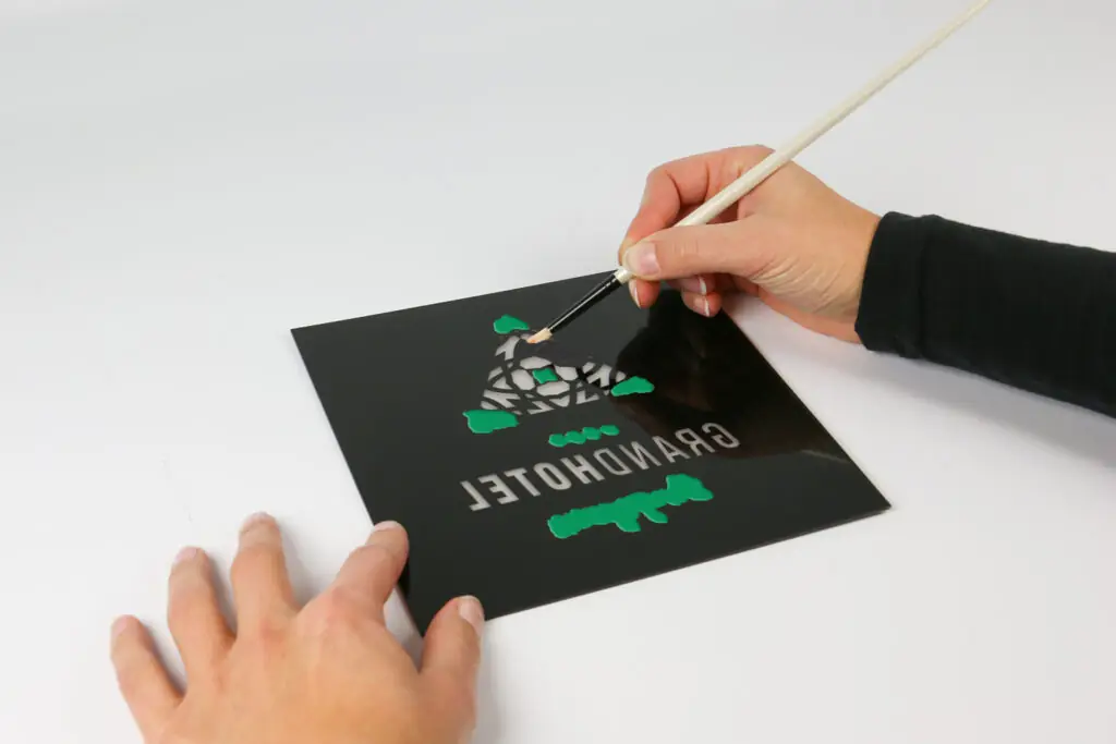 Svart plastskiva med genomskinlig gravyr för lasergravering