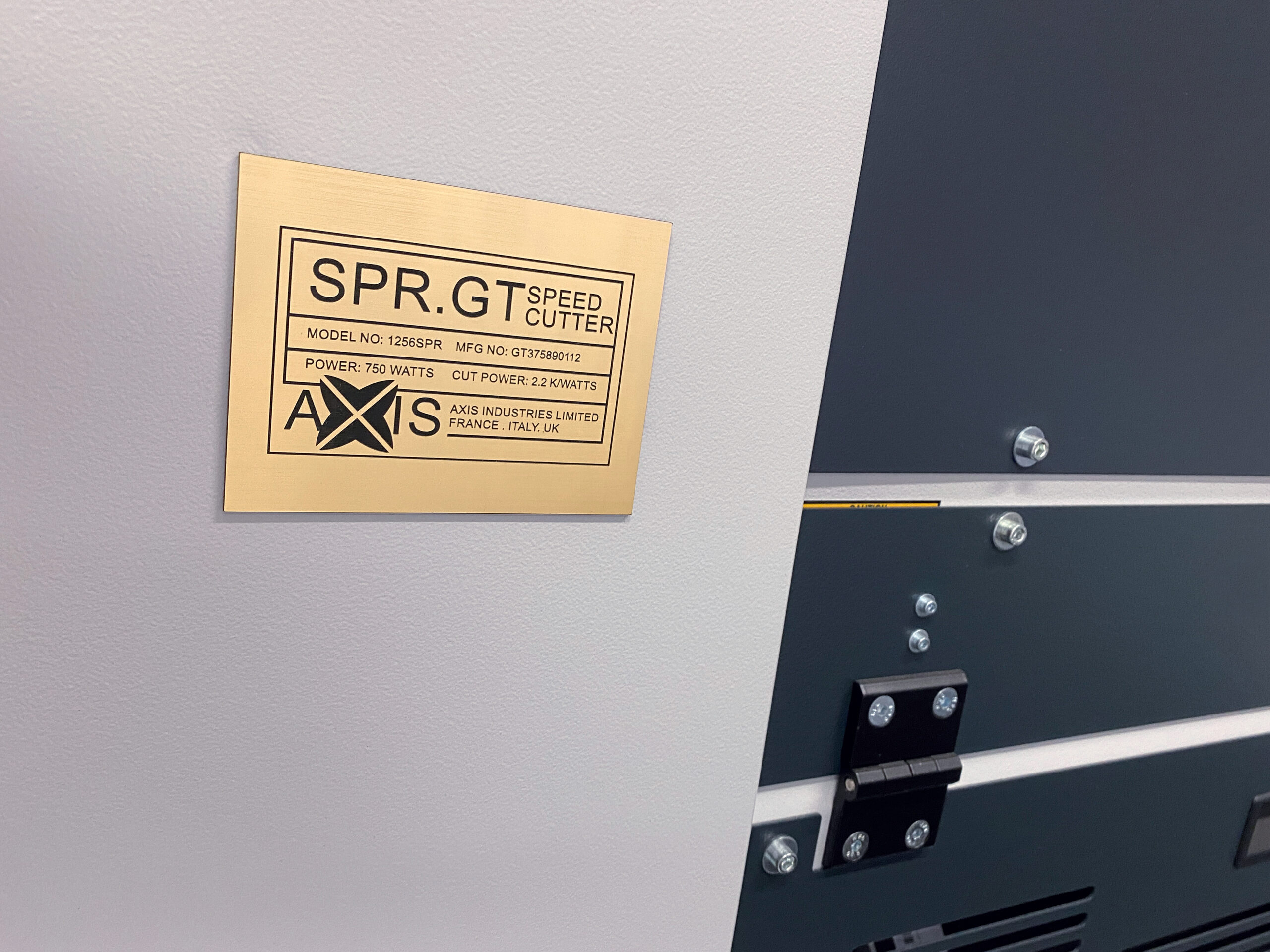 Guldfärgad plastskiva med svart kontrast för lasergravering