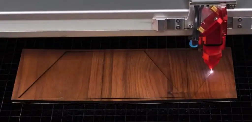 Lasergravyr på träskiva