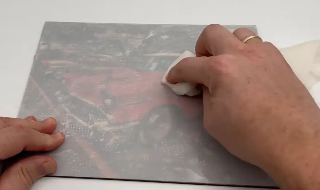 Använd tatueringspapper när du ska trycka på träskiva