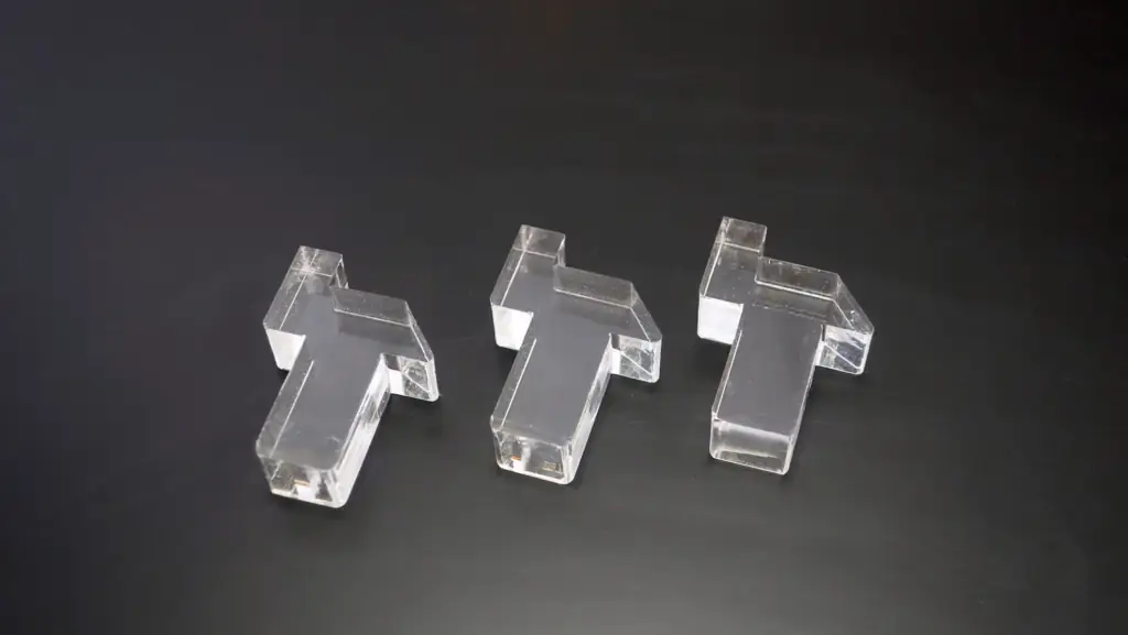 Skär ut piggar när du ska laserskära plexiglas för optimal kant